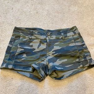 Express camo shorts Size 2